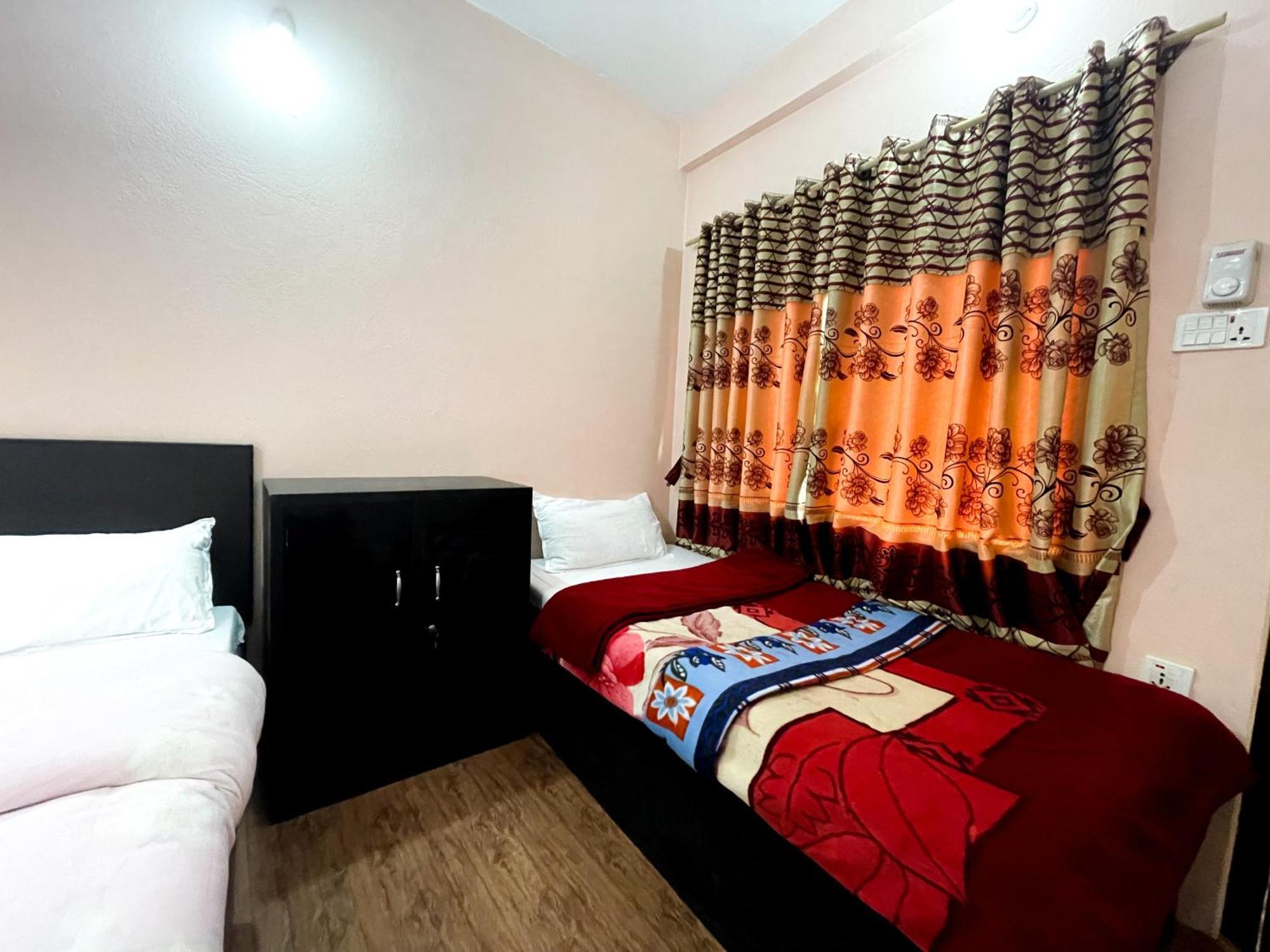 Yuriko Guest House Покхара Екстер'єр фото